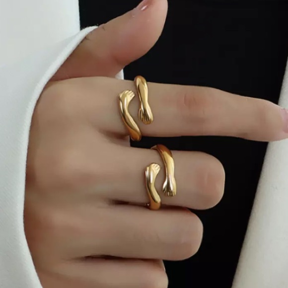 Jewelry - 🤗 Gold plated hug ring